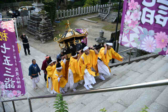 境内階段大神輿