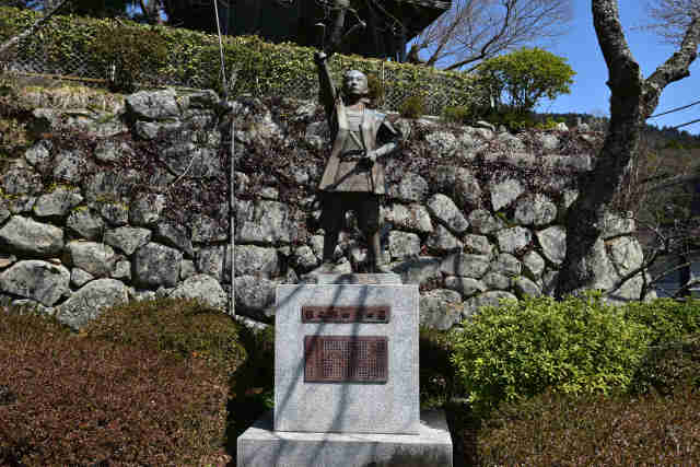 藤田小四郎銅像