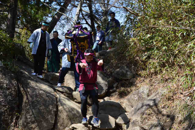 登山道神輿