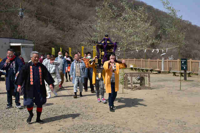登山道神輿