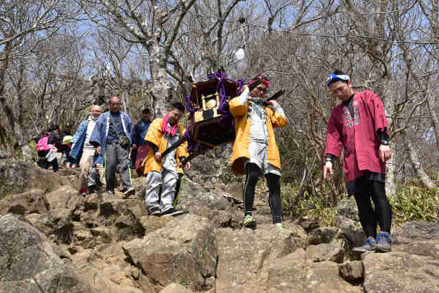 女体山山頂神輿