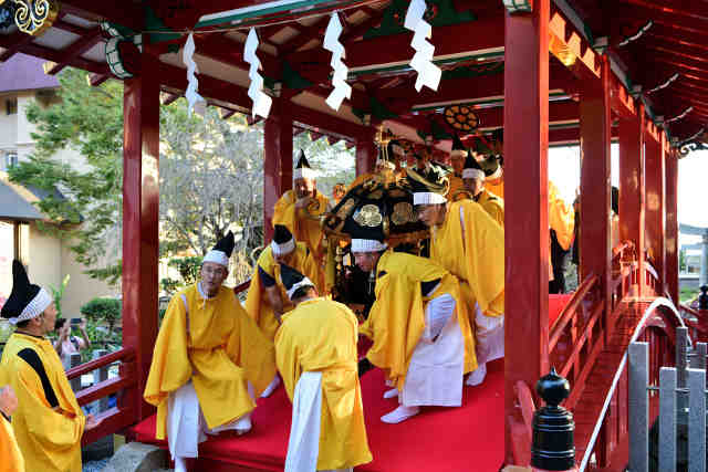 神橋渡染神輿