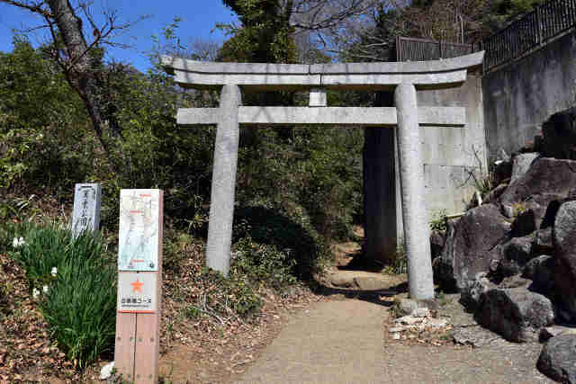 女体山参道石鳥居