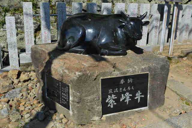 紫峰牛碑