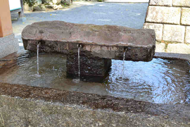 拝殿前清めの水