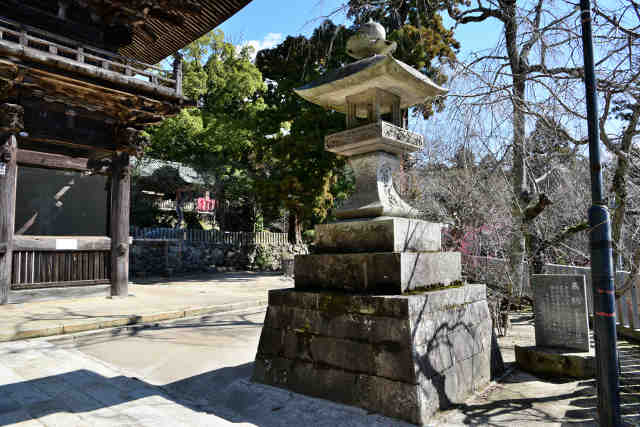 灯籠随神門右