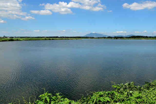 福岡堰せきとめ湖と筑波山