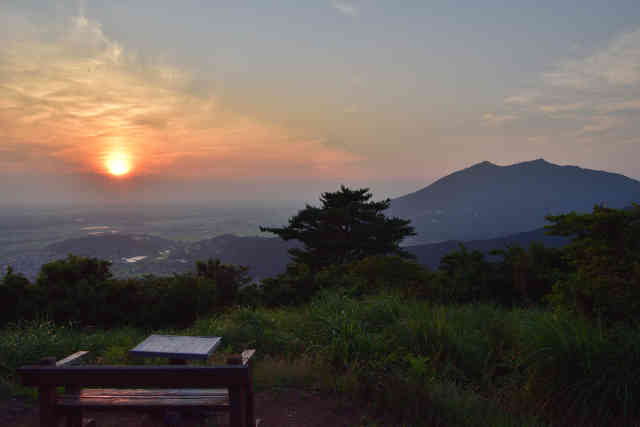 宝篋山山頂から筑波山と夕日