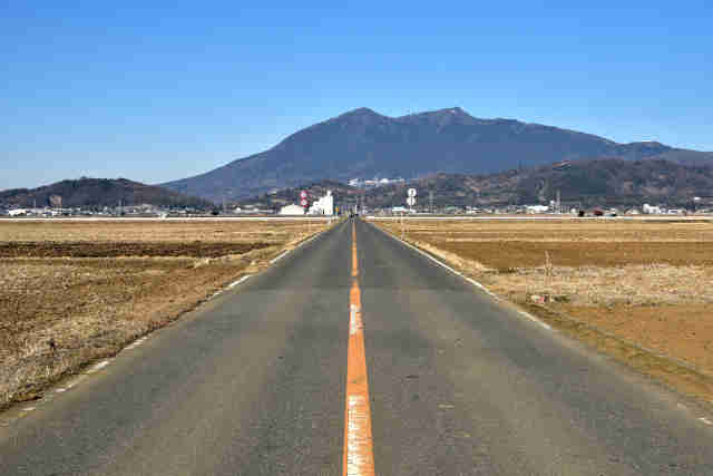 直線道路と筑波山