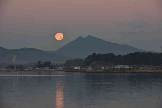 高浜入り満月と筑波山