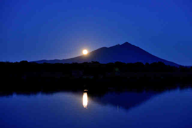母子島から見た中秋の名月と筑波山