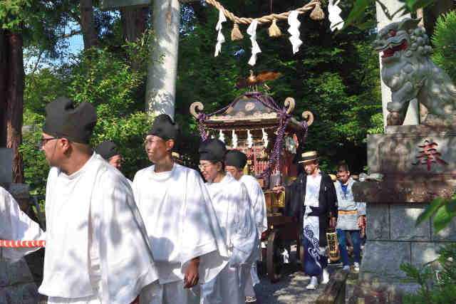 神社を出る神輿